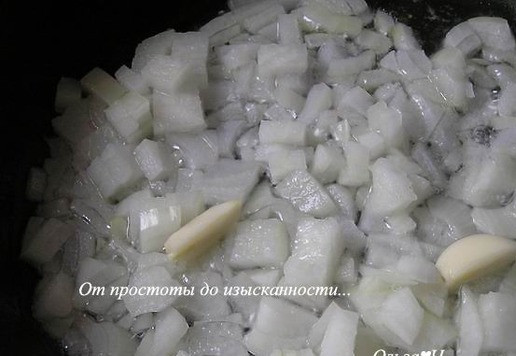 1. Этап. Икра сазана с помидорами: Лук нарежьте, обжарьте на растительном масле до мягкости, добавьте чеснок, разрезанный пополам (можно и пластинами нарезать).