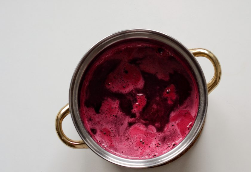 1. Этап. Маринованный чеснок в свекольном соке: Для маринада соедините в кастрюльке свекольный сок, воду, сахар, соль и уксус. Доведите до кипения.