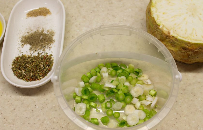 1. Этап. Сельдерей на гриле: Подготовим ингредиенты. Чеснок измельчаем.