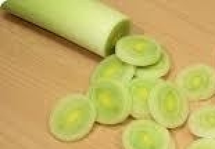 1. Этап. Капуста с луком: Порезать лук порей.