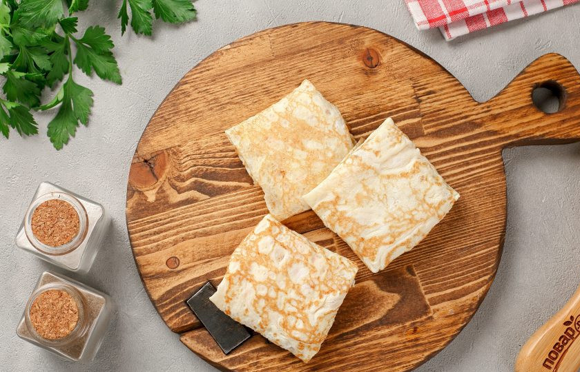 1. Этап. Яичные блинчики с крабовыми палочками и сыром: Подверните края и сверните по типу голубцов. Яичные блинчики с крабовыми палочками и сыром готовы.