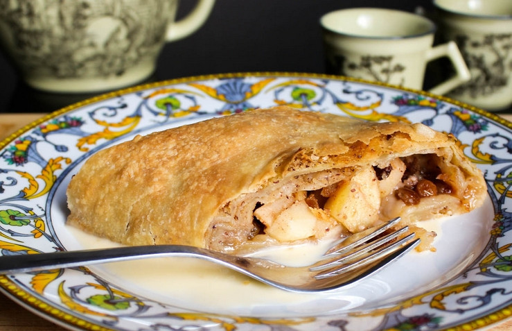 1. Этап. Тесто на штрудель: 5. Запекать штрудель надо 20 минут при 200 градусах, пока верхушка не станет румяной. Готово!