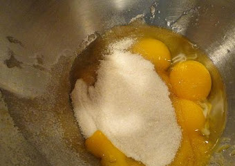 1. Этап. Шарлотка с грушами и яблоками: Яйца взбить с сахаром.