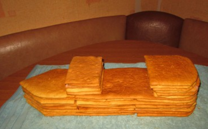 1. Этап. Торт Корабль: 7. Аналогично поступить с остальными коржами и после остывания они выглядят именно так. Должно получиться семь коржей для задней палубы и пять для передней. После приготовления заварного крема по рецепту промазать коржи, собирая таким образом весь торт. Крем готовится не сложно: закипятите молоко, добавьте в него какао, еще проварите, добавьте муку и доведите до готовности. После остывания соедините его со сливочным маслом.