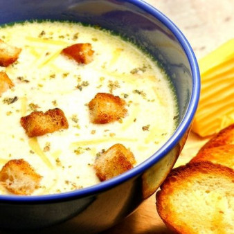 Суп сырный с гренками