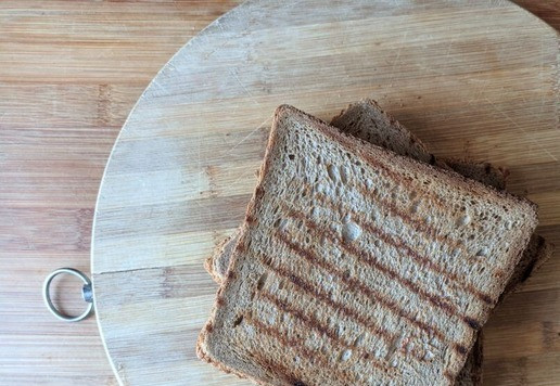 1. Этап. Большой сэндвич для всей семьи: Берём большие ломти тостового хлеба, у меня - пшенично-ржаной, подсушиваем в тостере или на сковороде-гриль.