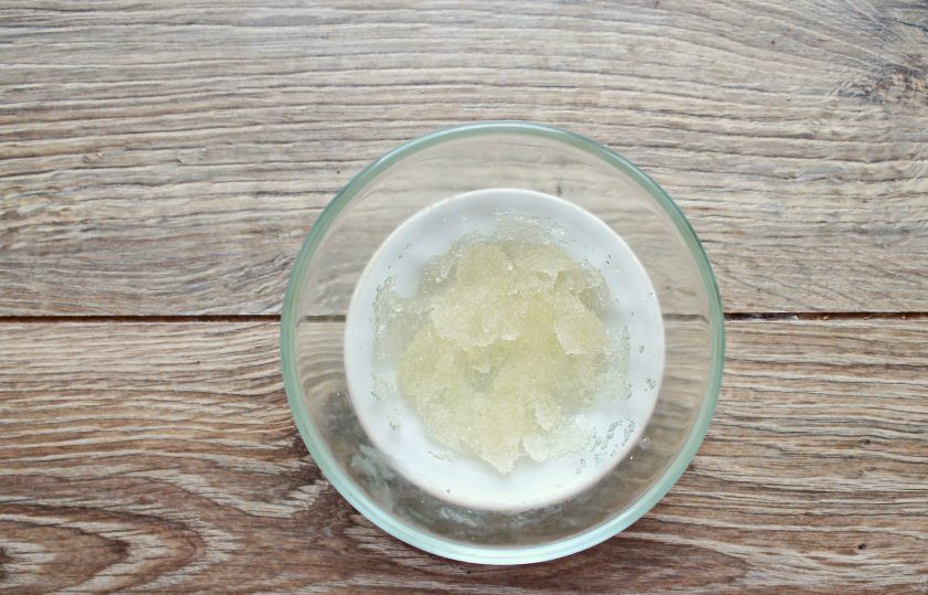 1. Этап. Сметанно-мандариновое желе: Замочите первую часть желатина в холодной, кипяченой воде до набухания, примерно на 30 минут.