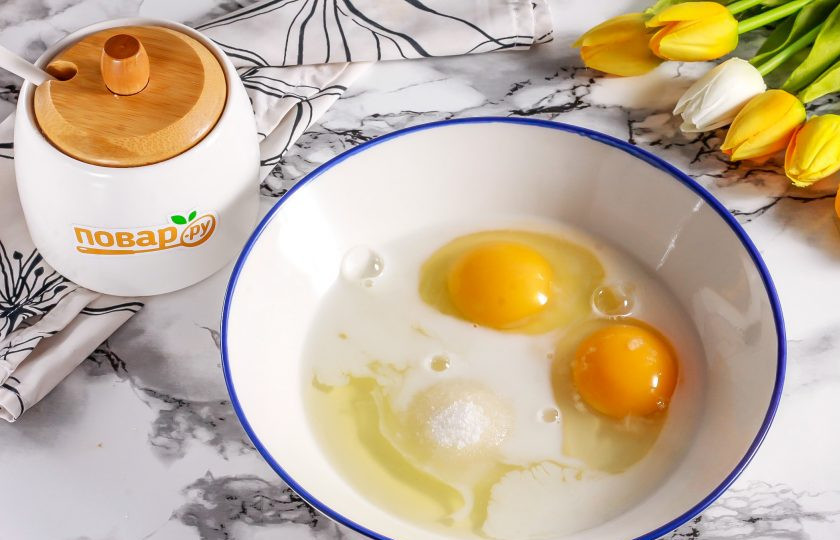 1. Этап. Блины с клюквенной начинкой: Вбейте куриные яйца в глубокую емкость. Влейте молоко любой жирности, всыпьте сахар и соль. Взбейте все примерно 2-3 минуты.