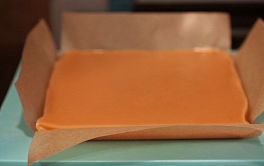 1. Этап. Самодельные конфеты: Оставьте массу застывать при комнатной температуре примерно на 3 часа. Затем достаньте пласт из формы.