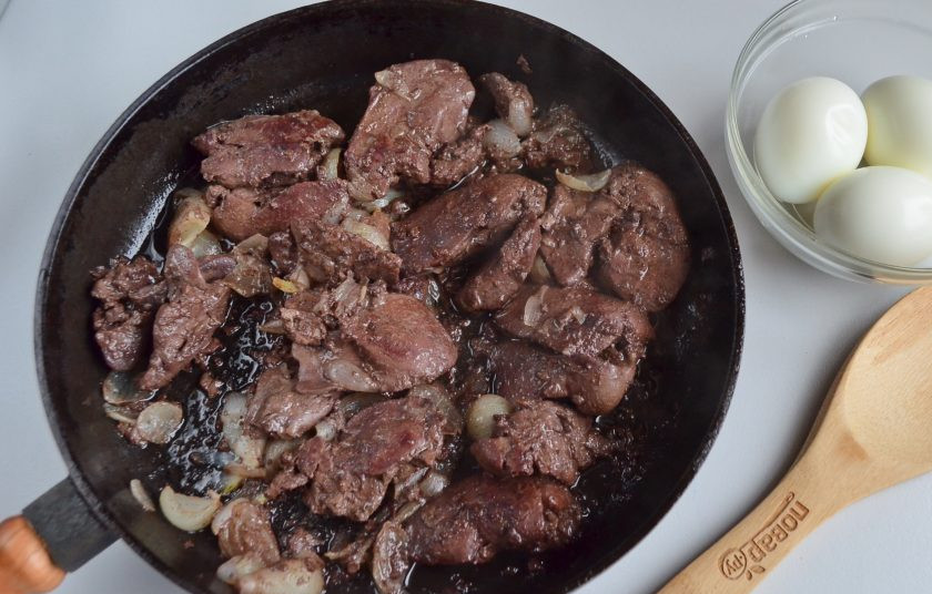 1. Этап. Шпинатные блины с печенью: Раскалите сковороду с растительным маслом, понадобится всего 2 столовых ложки масла. Обжарьте крупно порезанный лук, затем добавьте печень, соль, перец черный. Жарьте до готовности печени. Отварите три яйца, остудите и снимите скорлупу с них.