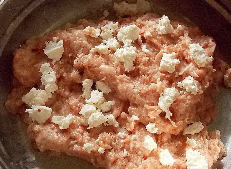 1. Этап. Мясные шарики в беконе: Добавьте ломанную фету. Перемешайте.