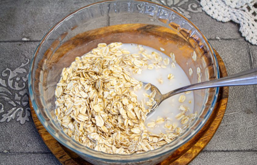 1. Этап. Пирог из овсянки без муки с бананами: Овсяные хлопья залейте горячим молоком и оставьте на 10-15 минут.