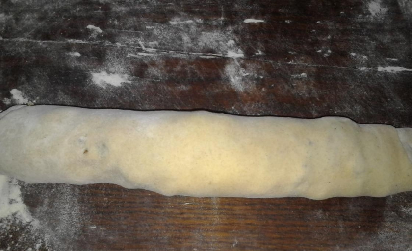 1. Этап. Несдобная выпечка: Заверните плотно в рулет. Переверните его швом вниз.