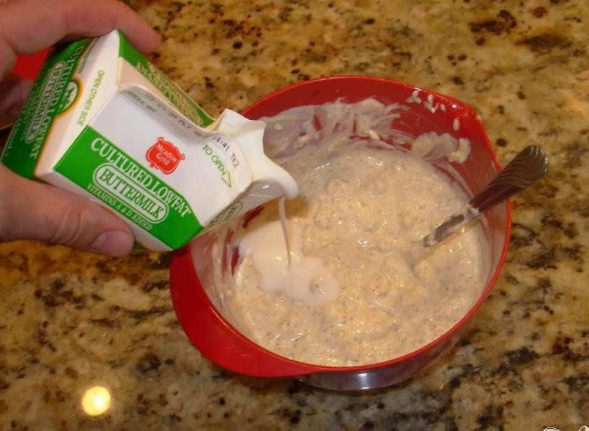 1. Этап. Салат из сыра с благородной плесенью: 2. Поджарить бекон в большой сковородке на среднем огне, пока он не станет золотистым и хрустящим. Когда бекон остынет, покрошить его на мелкие кусочки. Листья салата разложить на тарелке. Добавить бекон, в равном количестве на каждую из тарелок. Добавить помидоры и красный лук.