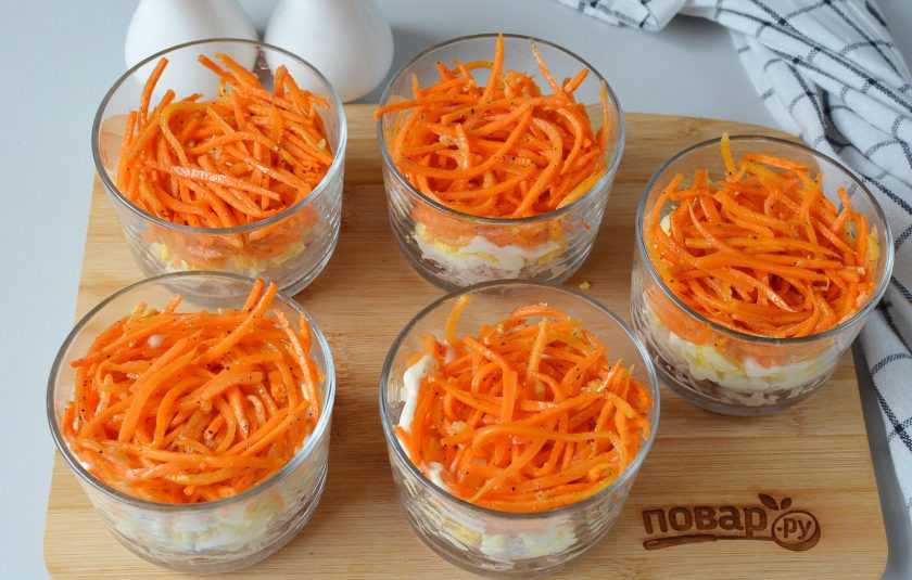 1. Этап. Новогодний слоеный салат: Далее слой корейской моркови, майонезом этот слой смазывать не нужно.