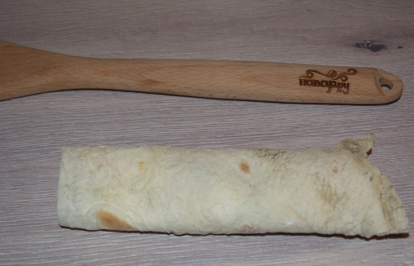 1. Этап. Рулетики из лаваша с сыром: Сверните рулетиком. Слегка придавите, чтоб рулет схватился.