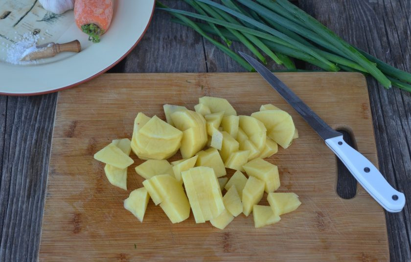 1. Этап. Салат из овощей на мангале: Картофель нарежьте некрупно.