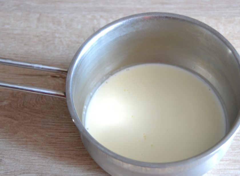 1. Этап. Баноффи пай с выпечкой: В другой ковш влейте 100 грамм сливок, нагрейте до кипения, но не кипятите.