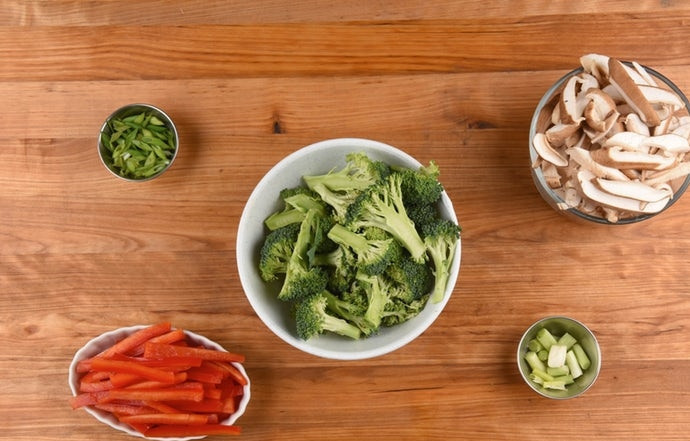 1. Этап. Паста терияки: Для начала подготовьте ингредиенты. Перец очистите от семян и нарежьте полосками. Брокколи разделите на соцветия. Шиитаке нашинкуйте полосками, удалив ножки. Белую часть лука разрубите на половинки, а зелёную нарежьте колечками под углом.