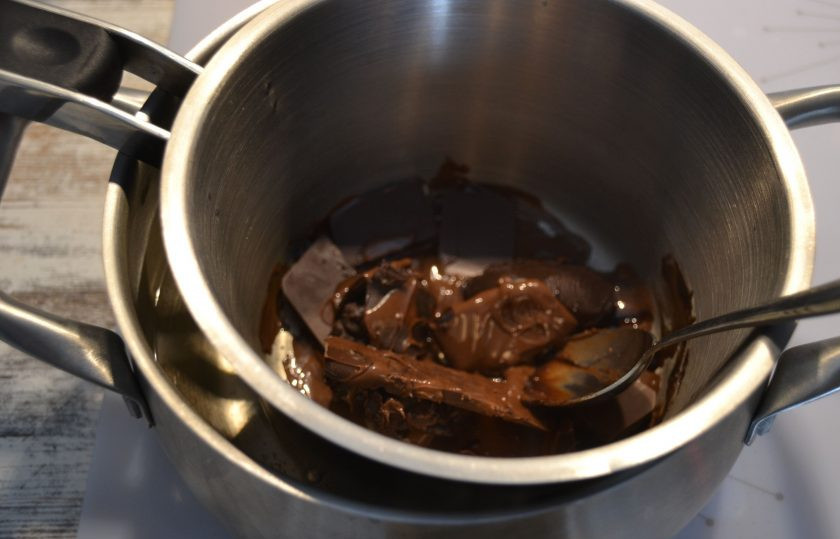 1. Этап. Брауни с малиной: Шоколад выложите в сотейник и растопите на водяной бане.