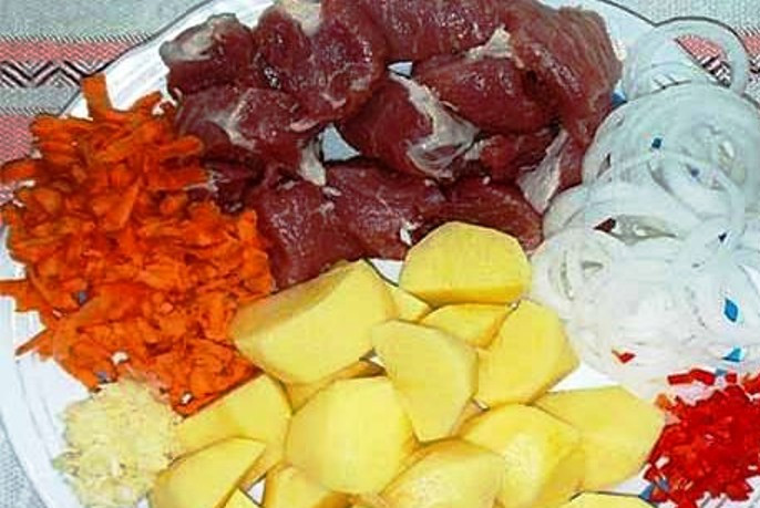 1. Этап. Вкусное мясо в мультиварке: Картофель порежьте кусочками, лук - полукольцами.