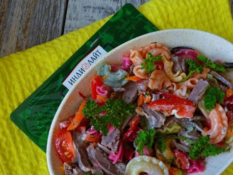 1. Этап. Макаронный салат с сердцем индейки: Добавить рубленую зелень, посолить, заправить майонезом. Его здесь надо по минимуму.