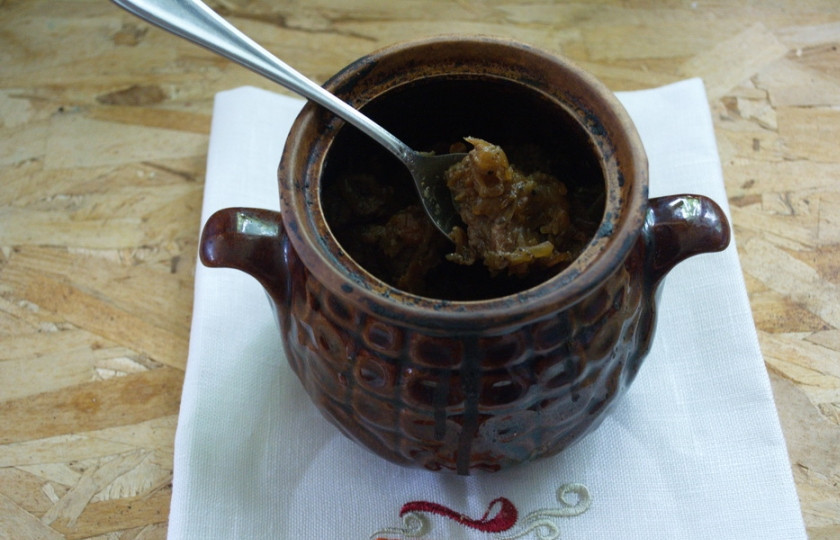 1. Этап. Мясо с овощами в горшочках: Разогрейте духовку до 200 градусов. В каждый горшочек влейте по 5 ст. ложек воды. Закройте горшочек крышкой. Запекайте мясо в духовке 2 часа.