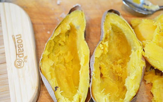 1. Этап. Завтрак в сладком картофеле: Мякоть удалите ложкой и используйте в других блюдах или приготовьте пюре.