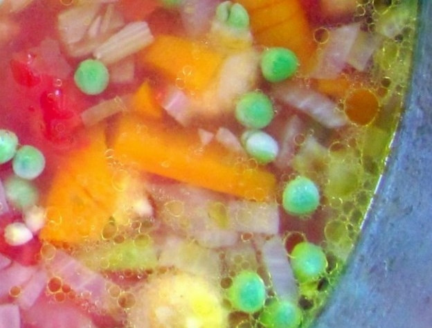 1. Этап. Крабовый суп: Овощи нарубите достаточно мелко. Лук, морковку и сельдерей предпочтительнее заранее обжарить отдельно на сковороде на прельстительном масле. Сложите все овощи в кастрюльку, залейте бульоном и доведите до кипения. Накройте крышкой и варите на медленном огне пятнадцать минут.