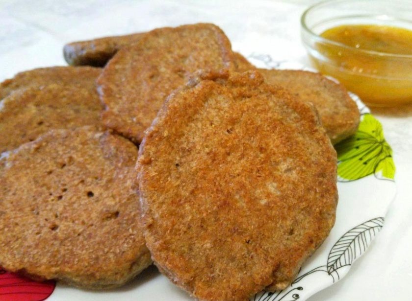 1. Этап. Ржаные оладьи с отрубями: Подавайте готовые оладьи с любимым вареньем, сметаной или мёдом.