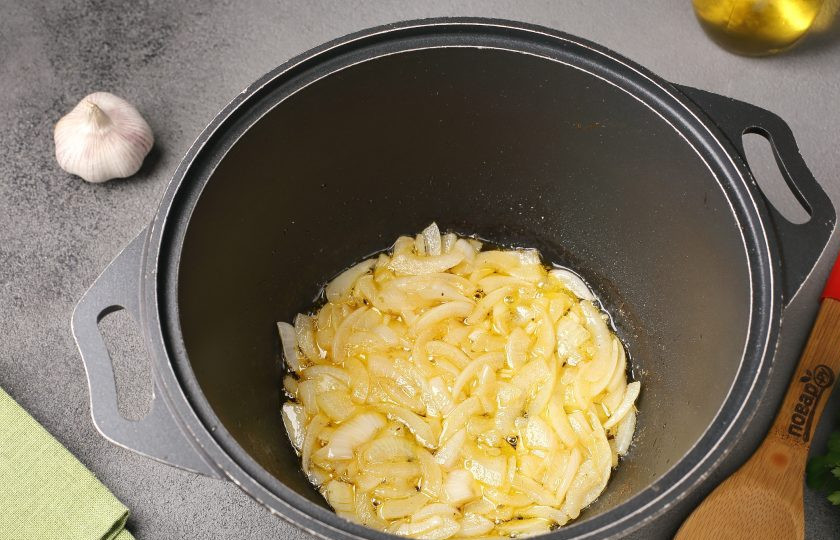 1. Этап. Ближневосточный плов с курицей и помидорами: В этом же масле обжарьте до мягкости нарезанный перьями или четверть кольцами лук.