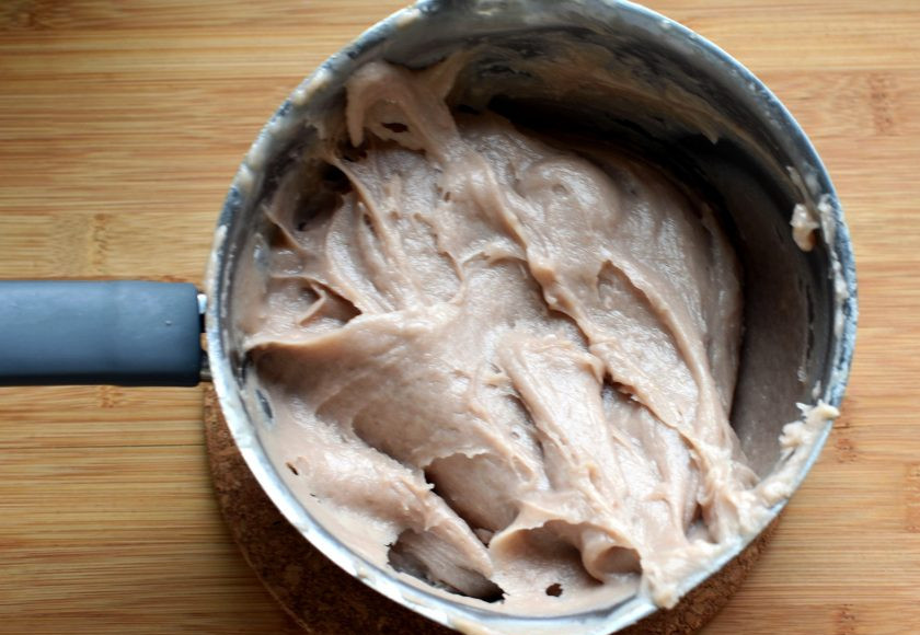 1. Этап. Эклеры Клубника со сливками: Снимите кастрюлю с огня и остудите тесто до 80 градусов. По одному введите яйца, тщательно вымешивая тесто. Тесто должно получиться однородное, густое, мягкое, гладкое, но не льющееся. Яиц может уйти чуть меньше или больше, поэтому последнее яйцо рекомендую взбить и добавлять в тесто частями. Работайте быстро, готовое тесто все еще должно оставаться теплым.