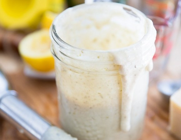 1. Этап. Соус для Цезаря в домашних условиях: Измельчите соус блендером. Всё готово! Отправьте заправку в холодильник остывать.