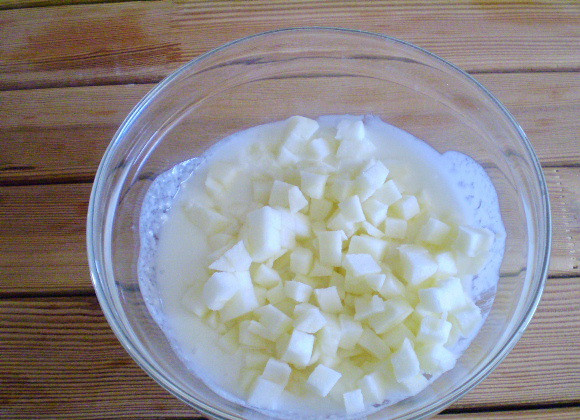 1. Этап. Диетическое желе из фруктов: 5. Соединяем кефир с яблоком.