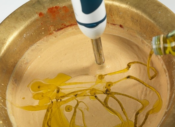 1. Этап. Хумус от Сталика Ханкишиева: 8. В конце влейте немного масла, чтобы хумус был более гладким. Уберите в холодильник, чтобы охладить перед подачей. Приятного аппетита!