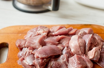 1. Этап. Террин из индейки: Индейку вымойте и нарежьте на равные небольшие кусочки.