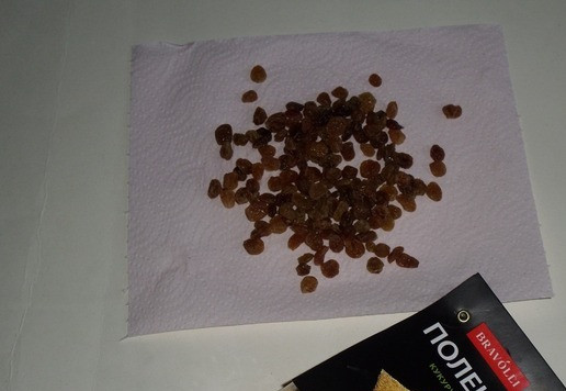 1. Этап. Кукурузно-тыквенный кекс с изюмом: Изюм вынимаю из горячей воды и выкладываю на бумажные полотенца. Обсушиваю ягоды.