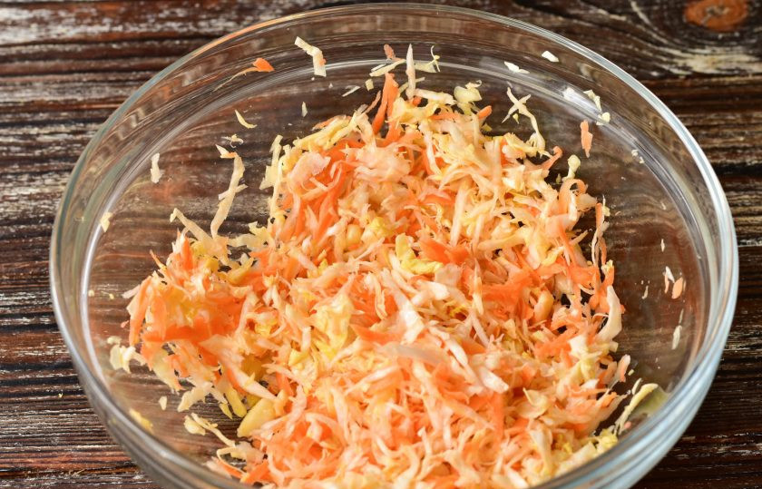 1. Этап. Капуста без сахара на зиму: Хорошо все перемешайте.