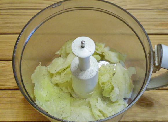 1. Этап. Капустные блины: 2. Помещаем капусту в чашу измельчителя. Измельчаем. В процессе я подливала немного воды, чтобы масса стала пюреобразной.