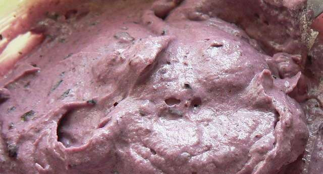 1. Этап. Черничные кексики: 6. Теперь нужно сделать крем: половину стакана ягод нужно измельчить и взбить с равным количеством сахара до состояния пюре.