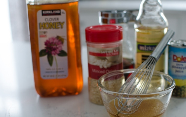 1. Этап. Азиатский салат с рисом: 2. В готовый рис добавьте ветчину, нарезанную хурму, гранат, измельченный лук и перец чили.