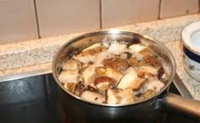 1. Этап. Маринованные белые грибы с чесноком: 2. Отвариваем грибы в подсоленной воде с приправами. Я использую лавровый лист, гвоздику, сухую горчицу и черный перец.