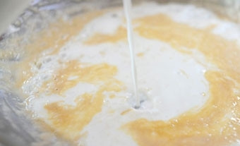 1. Этап. Запеканка из капусты брокколи: Как только на поверхности начнут появляться небольшие пузырьки, вливаем сметану.