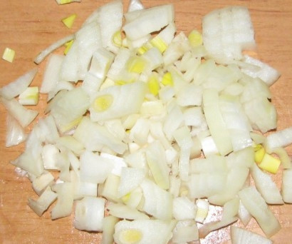 1. Этап. Холодник с картошкой: Очень мелкими кубиками шинкуем репчатый лук.