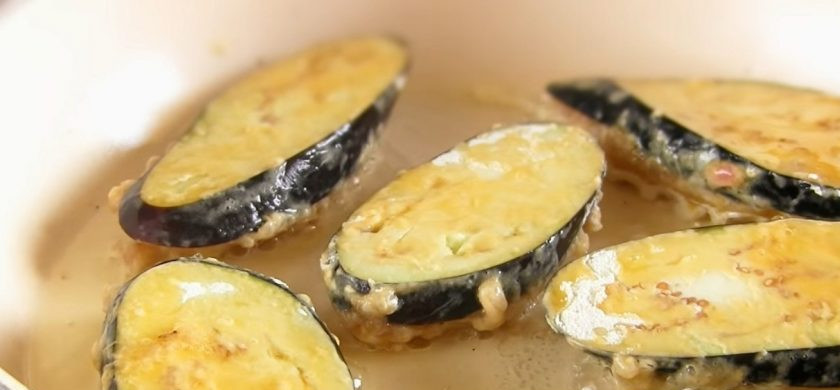 1. Этап. Сеньор Баклажан: 2. Яйца подсолите и слегка взболтайте. На ломтик баклажана выложите слой фарша. Обваляйте ломтик в муке, затем — в яйце. Обжарьте ломтики на хорошо разогретой сковороде сначала фаршем вниз.