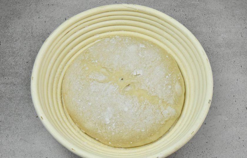 1. Этап. Ремесленный хлеб: Накройте корзину льняным чехлом или салфеткой от подсыхания теста. Поставьте форму в холодильник. Расстройка при температуре 6-8 градусов может занять до 20 часов.