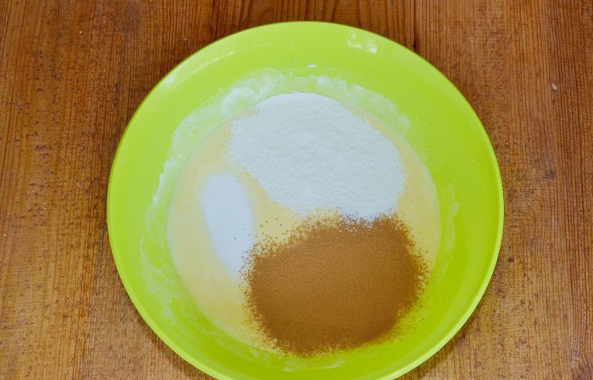 1. Этап. Торт с корицей: Всыпьте просеянную соду, корицу и муку. Перемешайте тесто до однородности.