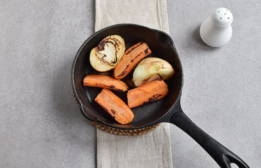 1. Этап. Холодец из свиных ножек в мультиварке: В сухой сковороде обжарьте очищенную морковь и лук в шелухе, разрезанные на крупные куски. Добавьте в будущий холодец примерно спустя час варки.