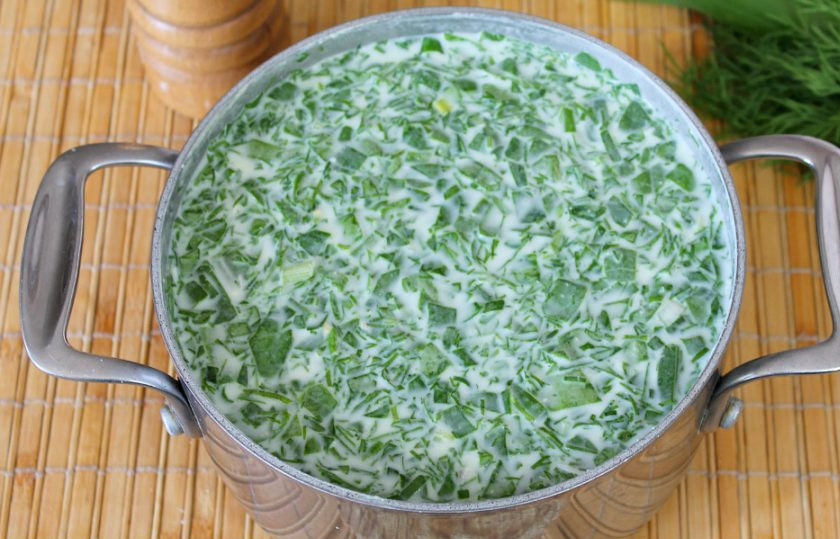 1. Этап. Холодный суп из шпината: Добавляем холодную сыворотку, перемешиваем и оставляем суп немного настояться.