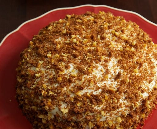 1. Этап. Простой Сметанник: Из остатков коржа сделайте крошку и украсьте торт. Дайте ему настоятся несколько часов и наслаждайтесь десертом. Приятного аппетита!